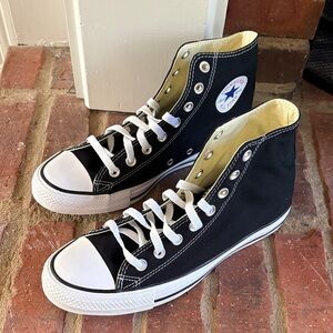 Converse Black and White High-Top Sneakers Size 7.5 men’s and 9.5 women’s Unisex
